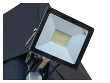 Illuminazione alogena per tende funebri