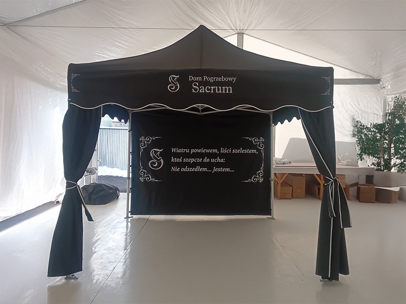 Gazebo per funerali montato in un cimitero – vista frontale