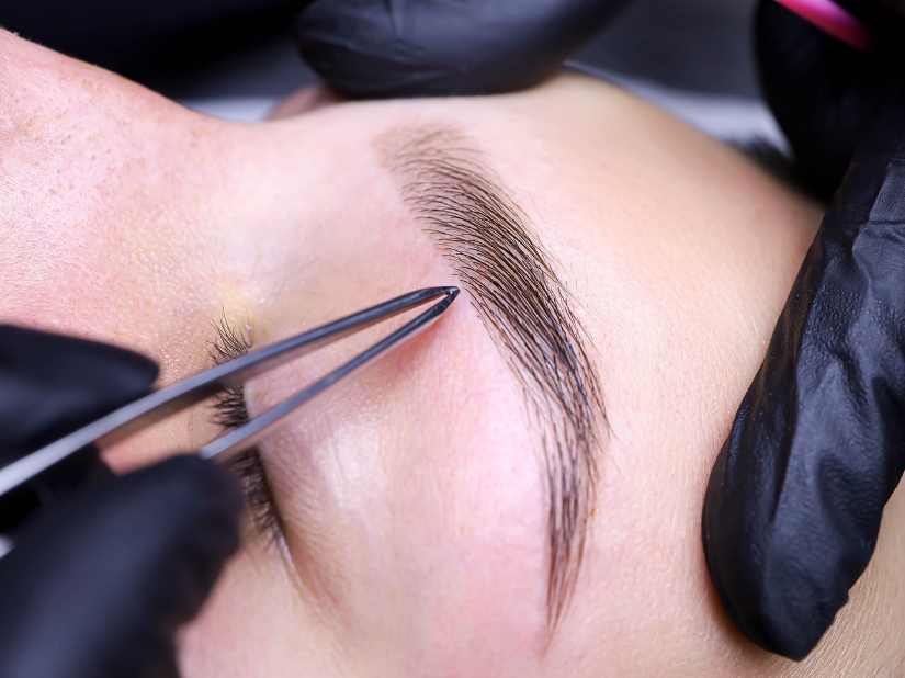 Trucco post mortem professionale applicato su una persona defunta con cura e rispetto