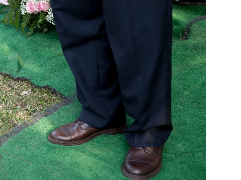 Abito elegante per bara esposto in una camera funeraria