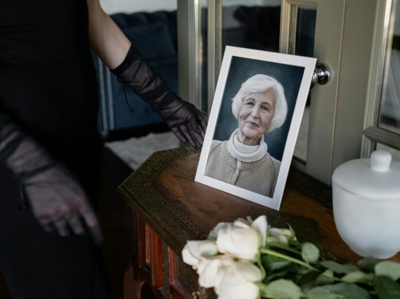 Cerimonia funebre semplice all’aperto – esempio di sepoltura sostenibile e rispettosa.