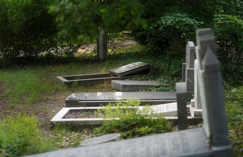 Cimitero rurale senza vialetti pavimentati