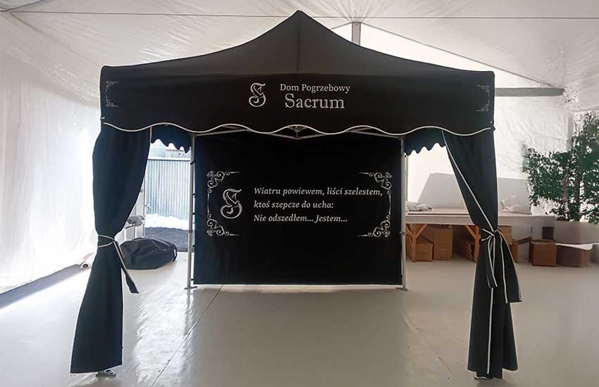 Personalizzazione del gazebo funebre: motto, nome dell’agenzia funebre