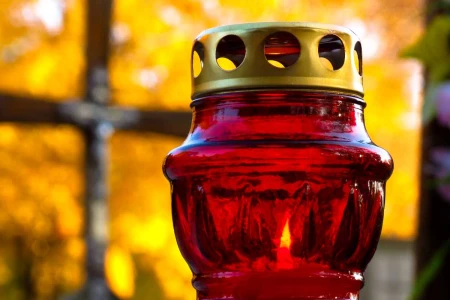 Tipologie Speciali di Funerali nel Mondo – Cerimonie Militari, Sepolture in Mare e Altre Forme di Commiato