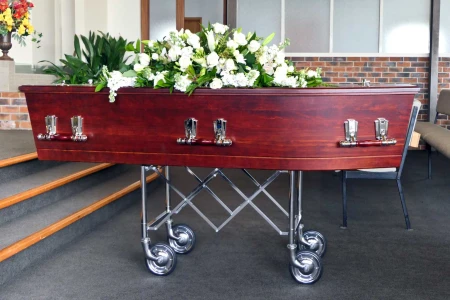 Carrelli funebri nella pratica – come scegliere il modello giusto per cappelle, cimiteri e terreni difficili