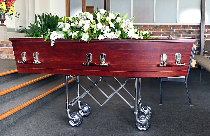 Carrelli funebri nella pratica – come scegliere il modello giusto per cappelle, cimiteri e terreni difficili