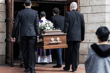 Organizzazione della cerimonia al cimitero comunale vs. parrocchiale – differenze pratiche