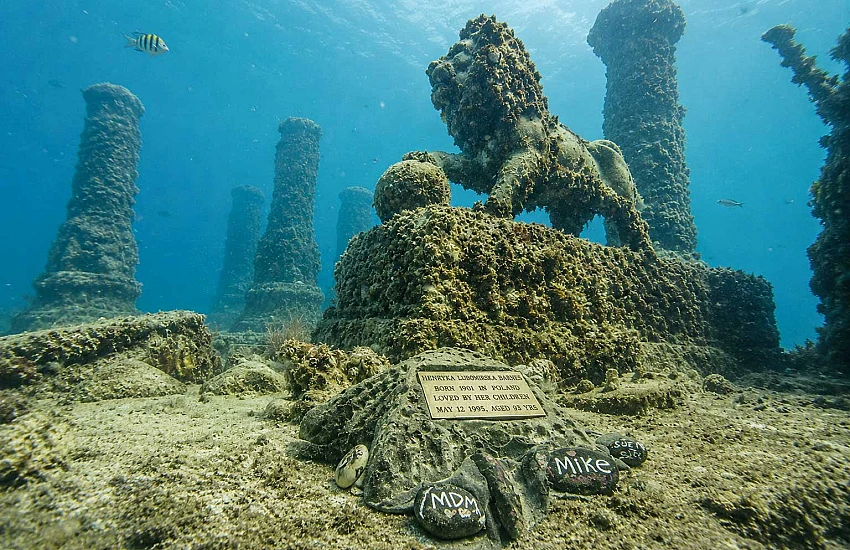 I cimiteri più straordinari del mondo – dalle necropoli subacquee alle città verticali dei morti