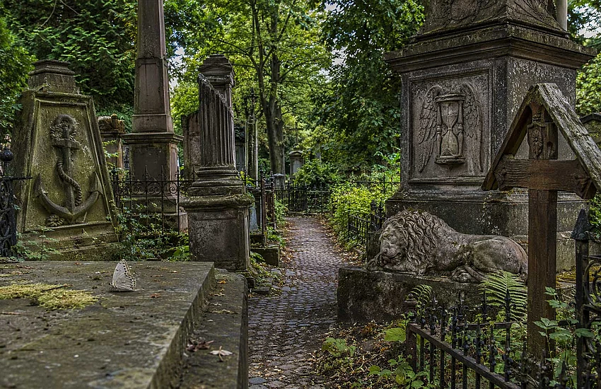 Simbolismo cimiteriale – cosa dicono davvero le lapidi