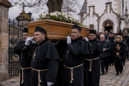Sulle spalle della confraternita. Cataletti, portantine e la lunga storia del trasporto dei defunti