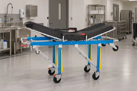 Con i piedi davanti. La barella sulla soglia di casa – dalla lettiga romana alle ambulanze volanti fino alla barella per ambulanza modello 3KB